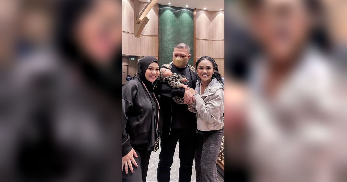 Foto Raul Lemos Gendong Baby Azura untuk Pertama Kali