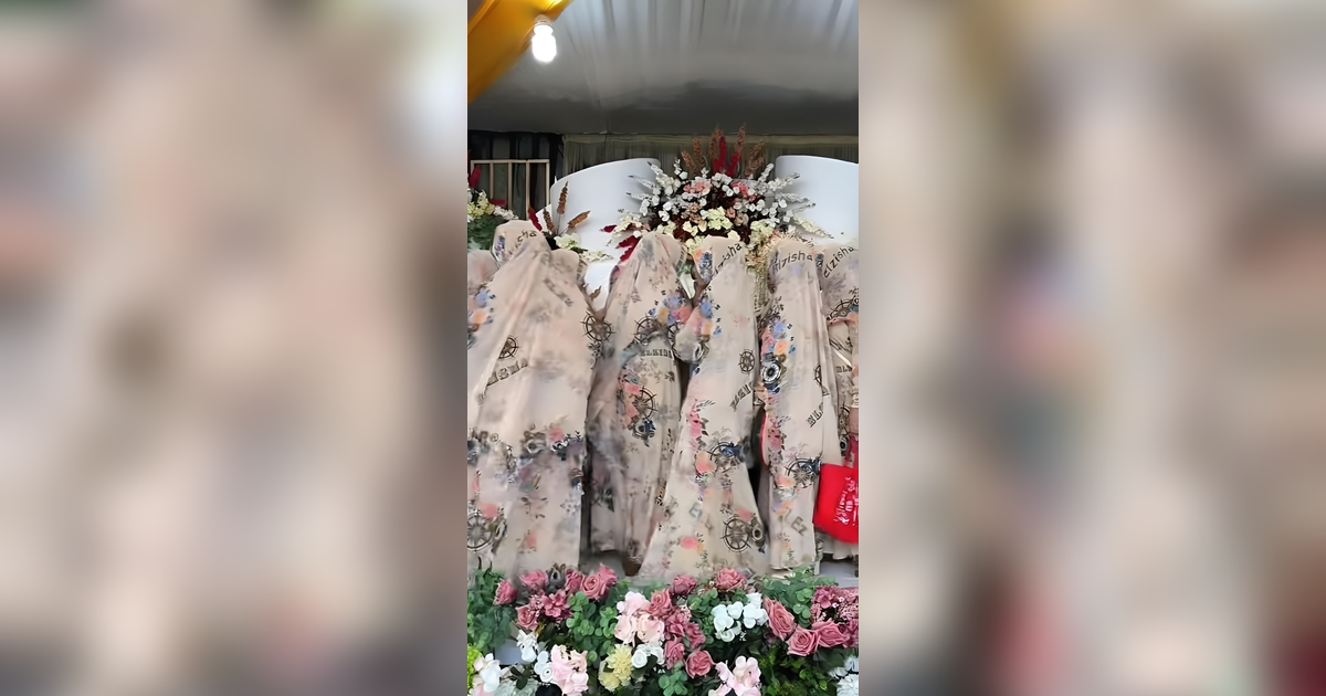 Rombongan Ibu-Ibu ke Kondangan Pakai Baju Seragam Motif Bunga-Bunga, Saat Foto dengan Pengantin Malah Mirip Dekorasi Pelaminan