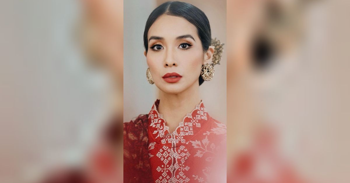Potret Gaya Etnik Marsha Timothy dengan Sentuhan Merah Merona