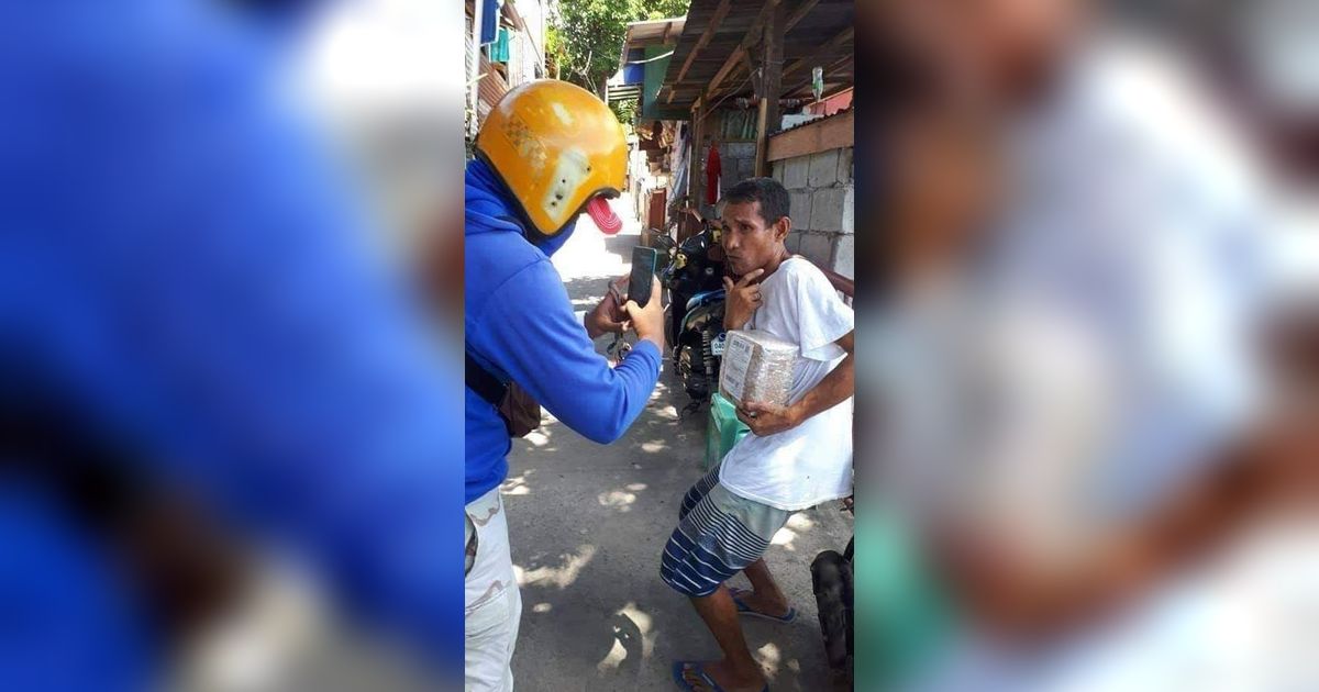 Potret Penerima Paket Pose Bak Model, Kurir Auto Jadi Fotografer Dadakan