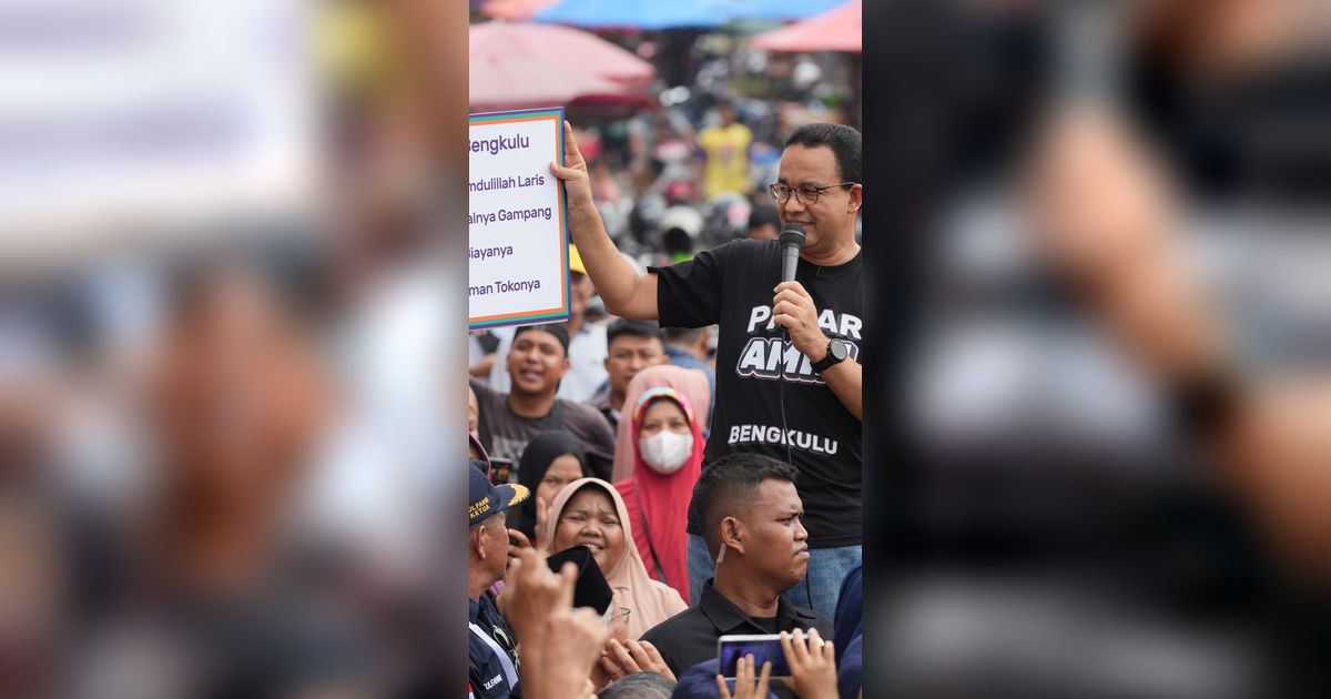 VIDEO: Emak-Emak Kacamata Serobot Ambil Mik Desak Anies di Banyuwangi, Ini Permintaannya