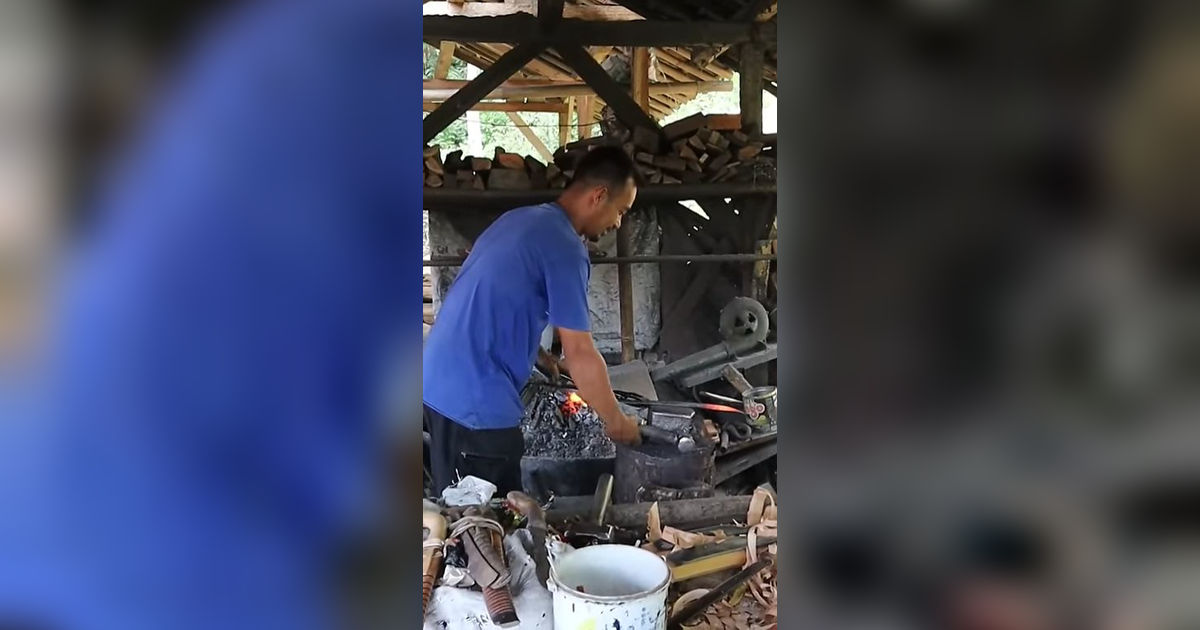 Mengunjungi Kampung Pandai Besi di Cipari, Ciptakan Golok Unggul secara Tradisional