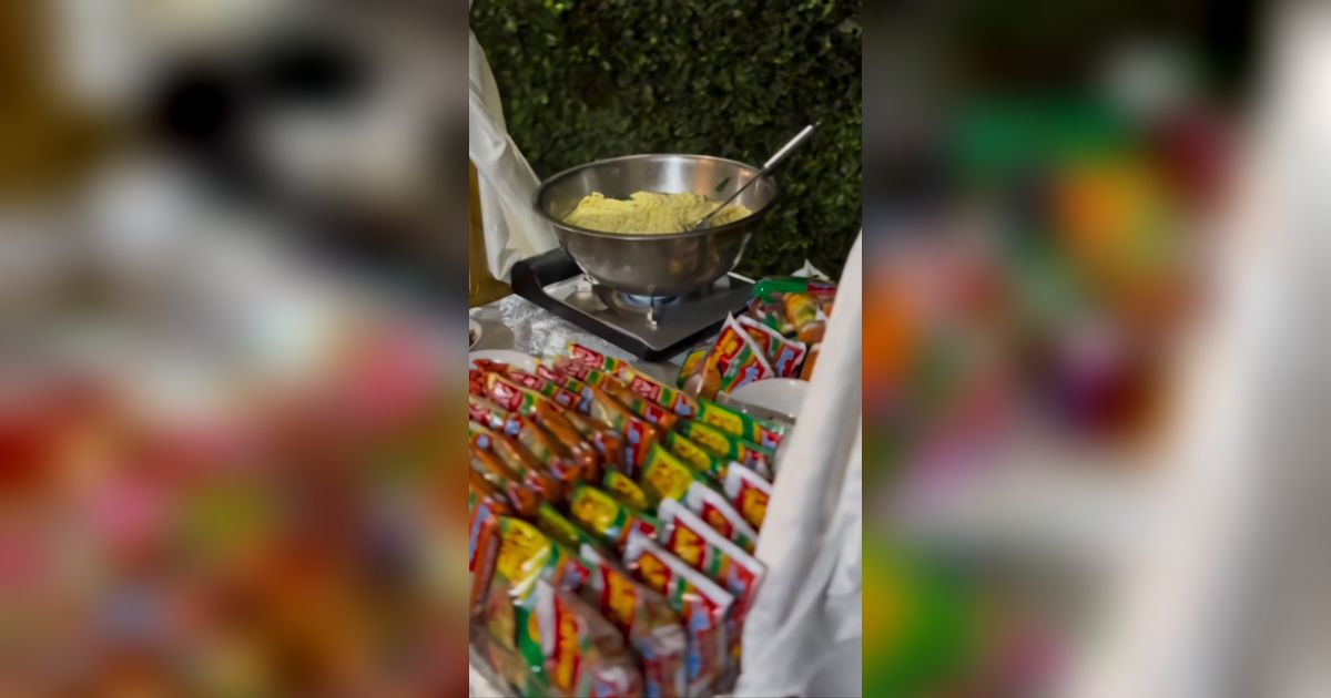 Viral! Gubukan Prasmanan Pernikahan di Jakarta Timur Menunya Mi Instan, Netizen: 'Kalo di Kampung Auto Jadi Omongan'
