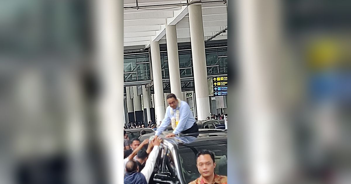 Kampanye di Medan, Anies Disambut Emak-Emak di Bandara