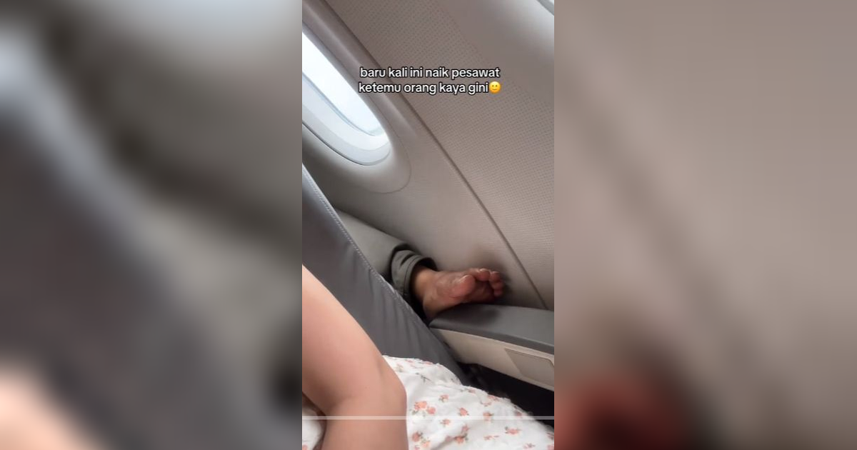Wanita Rekam Aksi Penumpang  di Belakangnya Selonjorkan Kaki di Pesawat