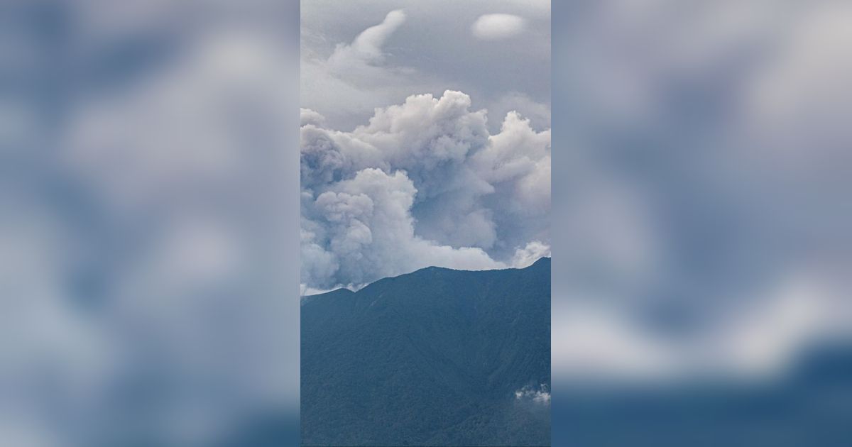 Sabtu Pagi, Gunung Marapi Sumbar Kembali Erupsi Diiringi Dentuman Keras