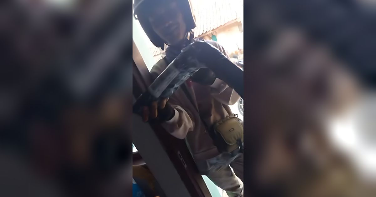 Momen Kocak! Wanita Tunggu Kurir Ternyata yang Datang Mengantarkan Paket Sosok Tak Terduga, Langsung Ketawa Ngakak Berjamaah