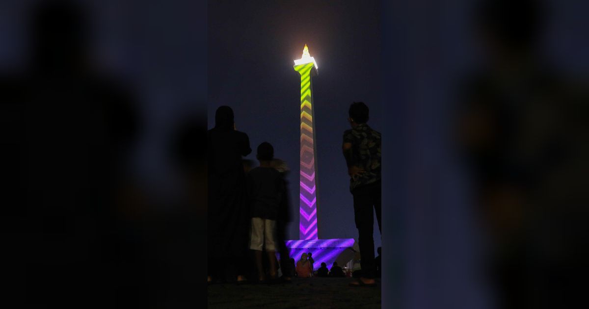 FOTO: Libur Akhir Tahun, Monas Tampil Cantik dengan Warna-warni Video Mapping