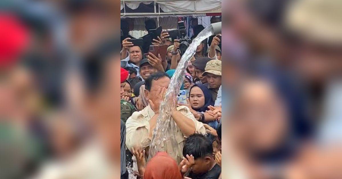 Saat Prabowo Gembira Bermain Air dengan Bocah-Bocah di Sukabumi
