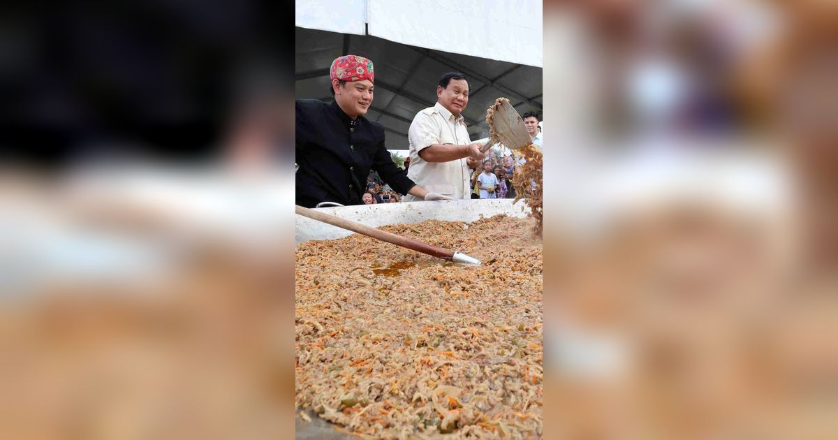 Potret Prabowo 'Masak Besar' Bareng Chef Bobon di Cilincing, Ikut Aduk Masakan di Kuali Raksasa