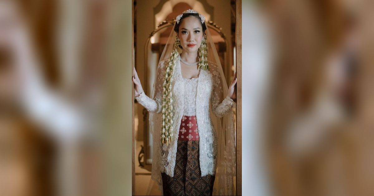 FOTO: Pose-Pose Menawan BCL Jadi Pengantin Jawa yang Anggun di Momen Ijab Kabul