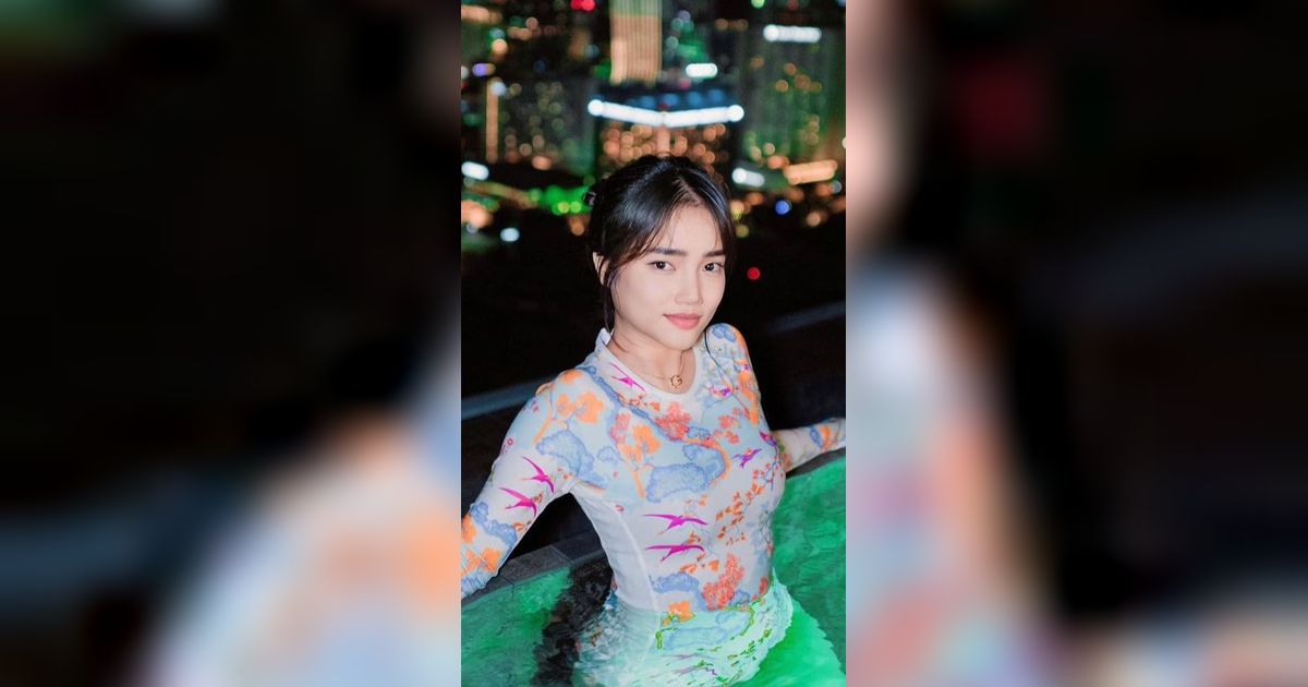 Potret Fuji Berenang di Marina Bay Sands, Salfok sama Baju Renangnya