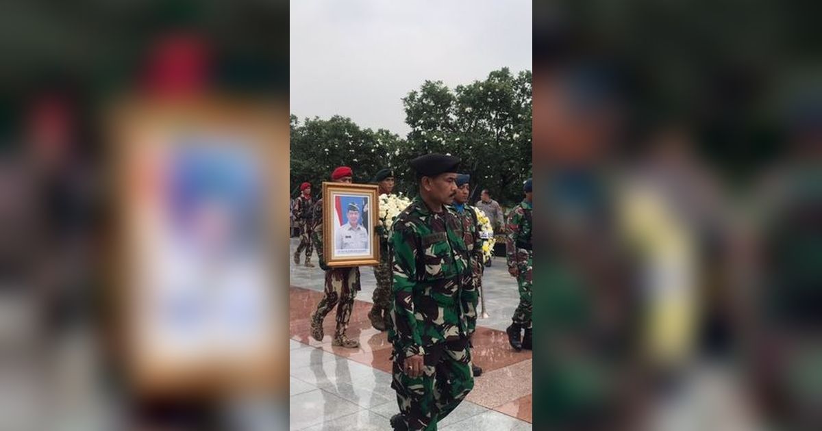 Azan Zuhur Iringi Pemakaman Doni Monardo di TMP Kalibata