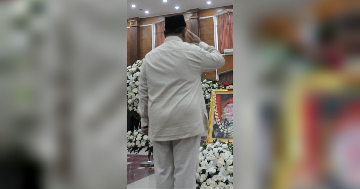 FOTO: Prabowo Beri penghormatan Terakhir di Depan Jenazah Letjen TNI Purn Doni Monardo Saat Disemayamkan di Mako Kopassus Cijantung