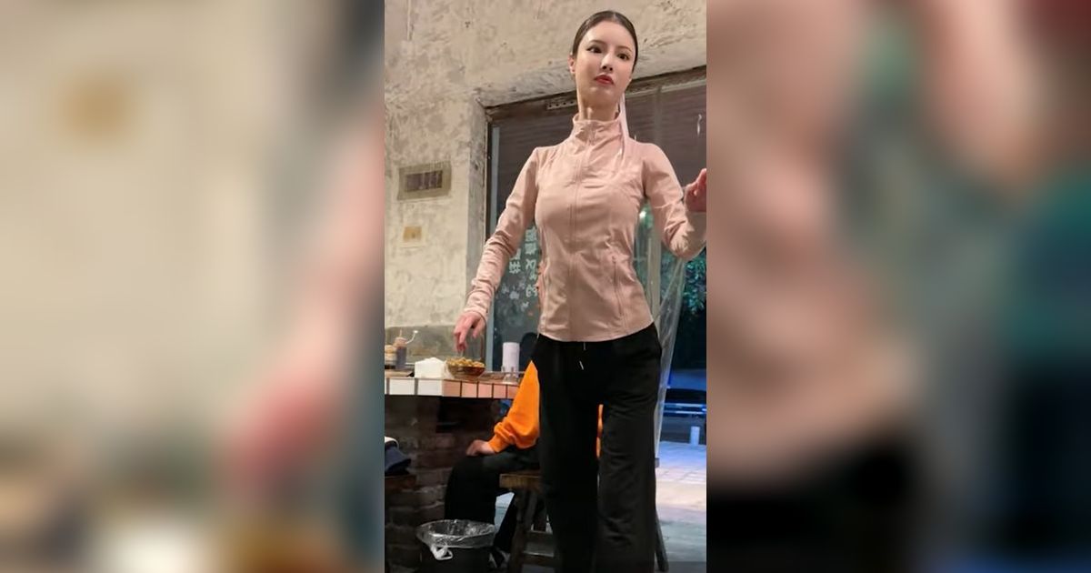 Dikira Robot, Pelayan Warung Cantik Ini Ternyata Manusia Beneran