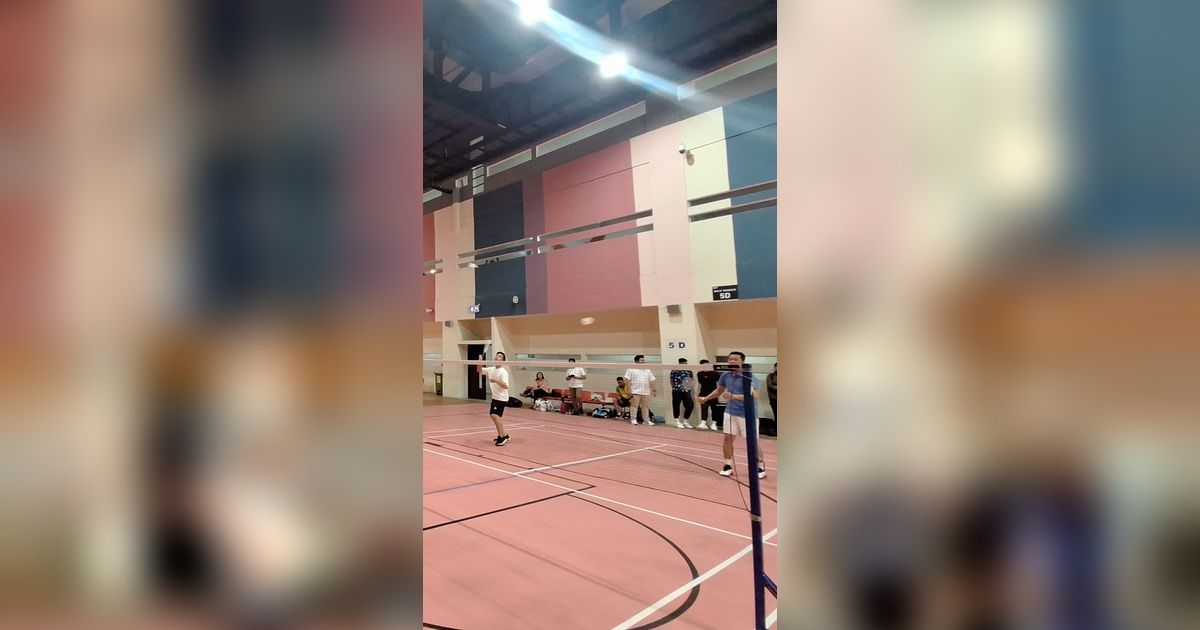 Main bareng Taufik Hidayat, Gibran Harap Bibit Muda Badminton Bermunculan