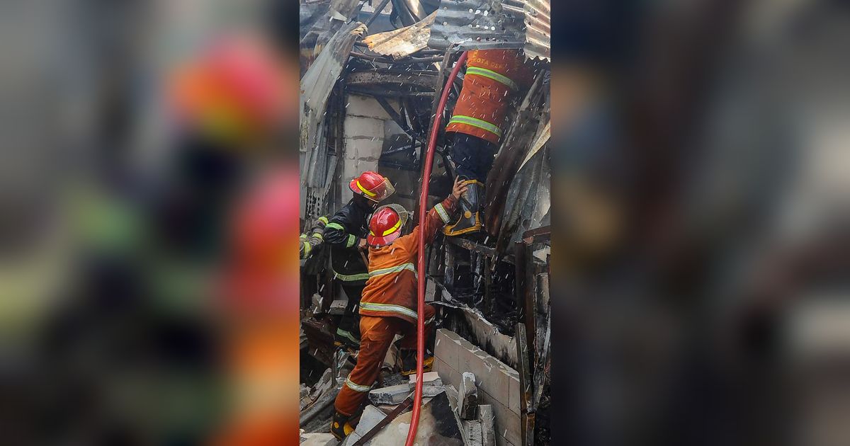 FOTO: Kebakaran Hebat Lalap Lapak Barang Rongsok di Depok, 10 Unit Mobil Damkar Dikerahkan