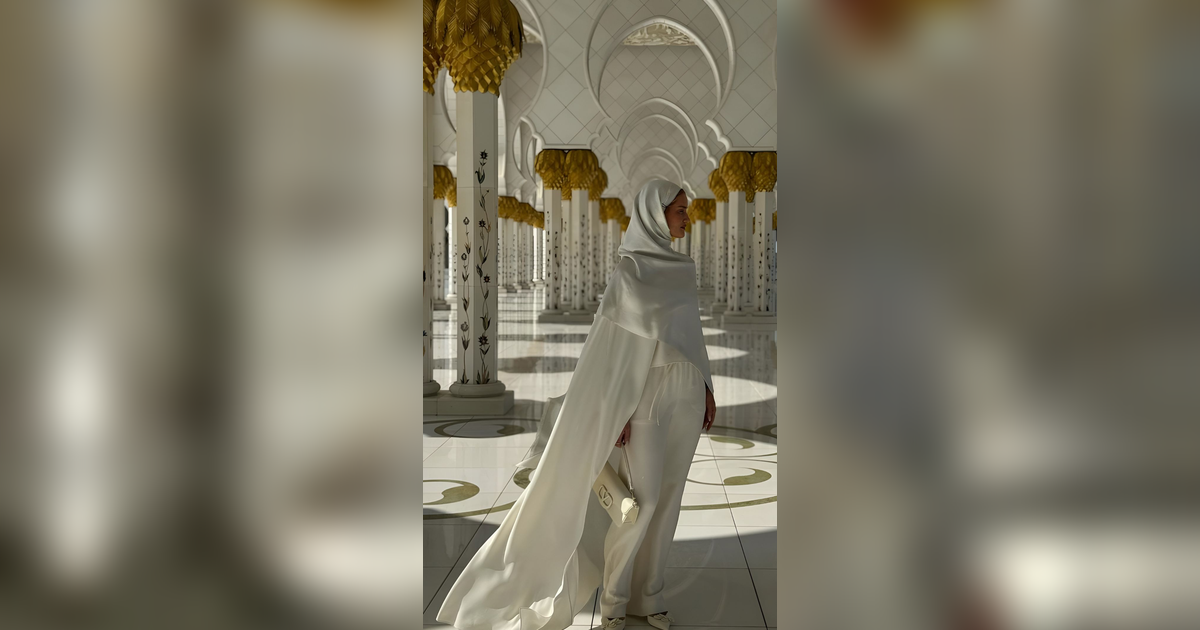 Potret Aktris Rosie Huntington Berkerudung Putih di Grand Mosque Centre, Abu Dhabi