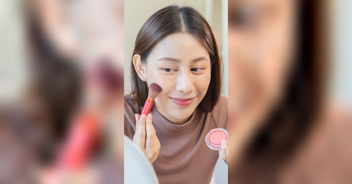 Warna Blush On Mencolok Bisa Lebih Soft, Campur dengan Bedak Padat