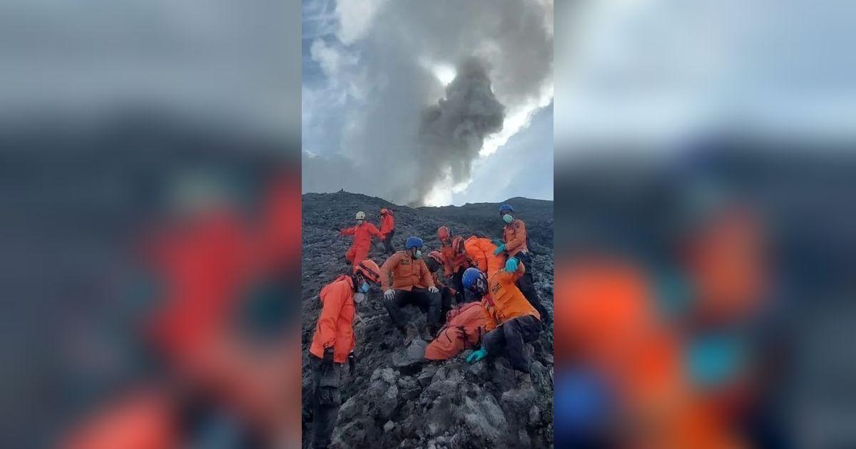 FOTO Perjuangan Tim SAR Bawa Turun Jenazah Pendaki Korban Erupsi dari Puncak Gunung Marapi