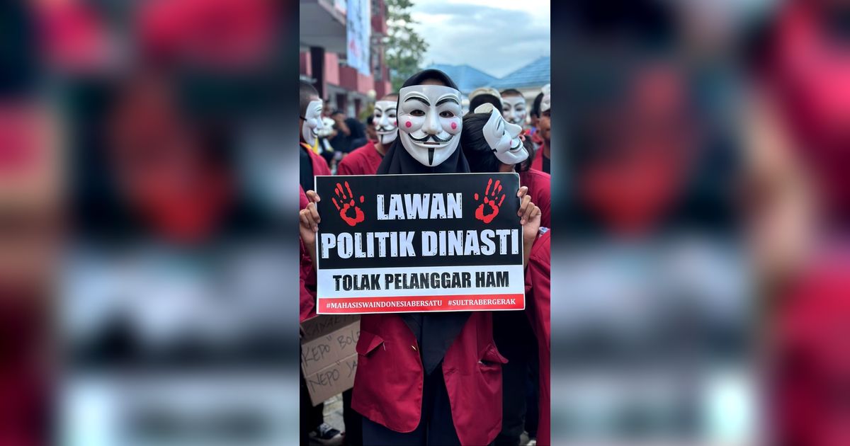 FOTO: Bertopeng Anonymous, Mahasiswa Kendari Gelar Aksi Mimbar Demokrasi Lawan Politik Dinasti dan Pelanggaran HAM
