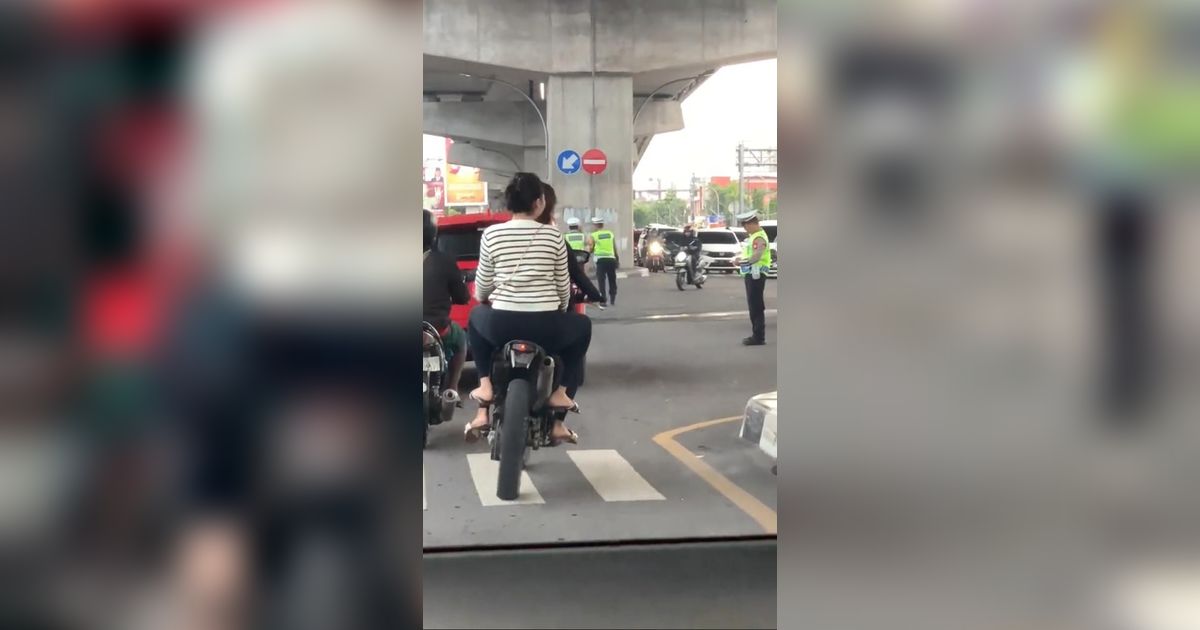 Polisi Sibuk Main HP, Dua Wanita Pengendara Motor Tanpa Helm Ini Lolos dari Tilang