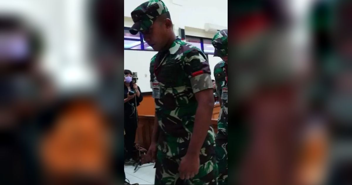 Usai Pembacaan Pledoi, Praka RM dan Kawan-Kawan Berseragam Loreng Tertunduk Lesu Saat Keluar Ruangan Sidang