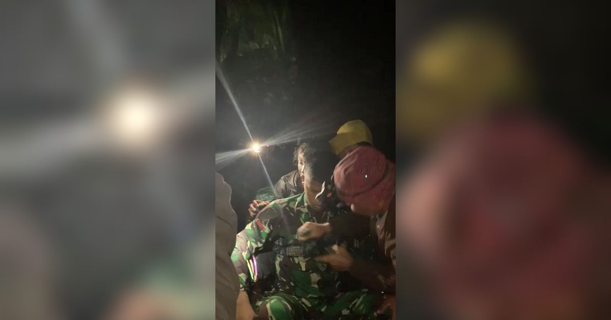 VIDEO: Dibopong TNI, Begini Momen Dramatis Evakuasi Korban Erupsi Marapi