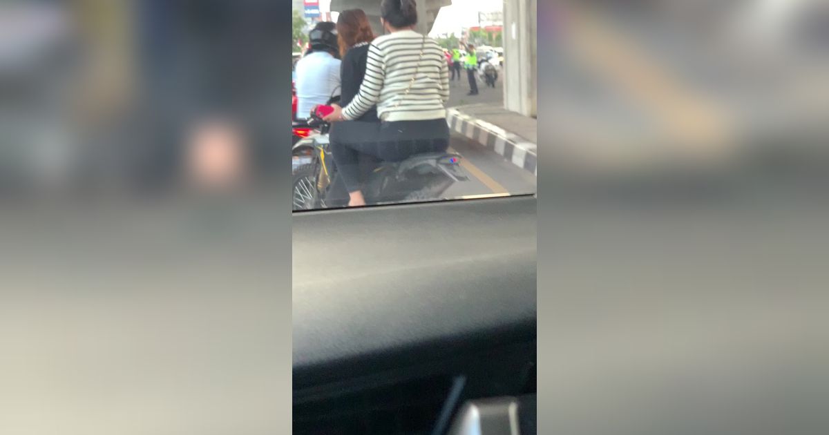 VIDEO: Polisi Sibuk Main HP, Dua Wanita Boncengan Naik Motor Tanpa Helm Lolos dari Tilang