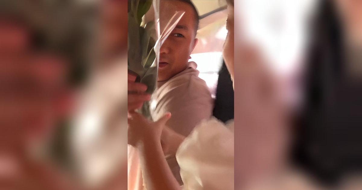 Viral, Momen Manis Ayah Jadi Pria Pertama yang Kasih Bunga ke Putrinya Ditonton 12 Juta Kali