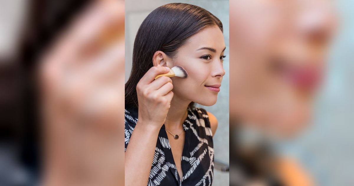 Cara Kontur Pipi Hanya dengan Bronzer dan Foundation, Auto Tirus