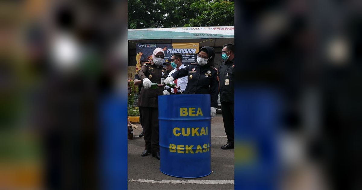 FOTO: Bea Cukai Bekasi Musnahkan Rokok dan Miras Ilegal, Nilainya Tembus Rp 8,14 Miliar