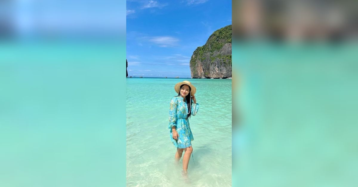 Gaya Titi Kamal saat Menikmati Keindahan Pantai di Phi Phi Island Thailand, So Sweet Banget Bareng Suami