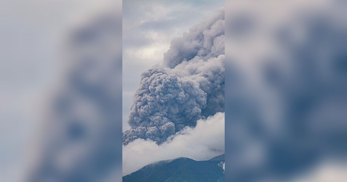 Siang Mencekam di Kaki Gunung Marapi: Terdengar Ledakan Sangat Kencang, Langit Gelap Gulita
