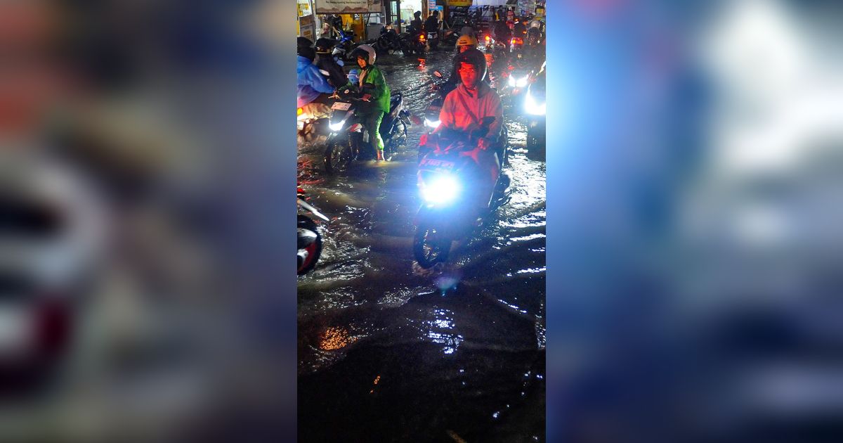 FOTO: Drainade Buruk, Lalu Lintas Jalan Utama Pamulang - Pondok Cabe Tersendat Karena Banjir