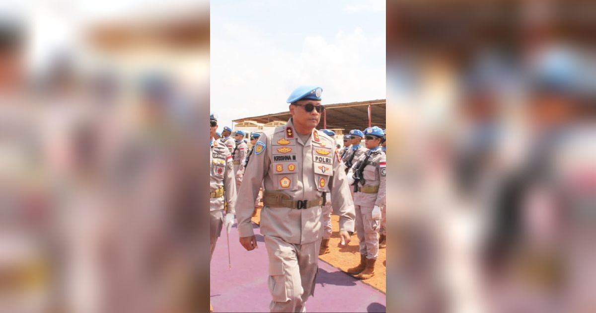 Jenderal Polisi Jalan Kaki Blusukan di Pasar Benua Afrika, Gayanya Santai Sambil Sruput Kelapa
