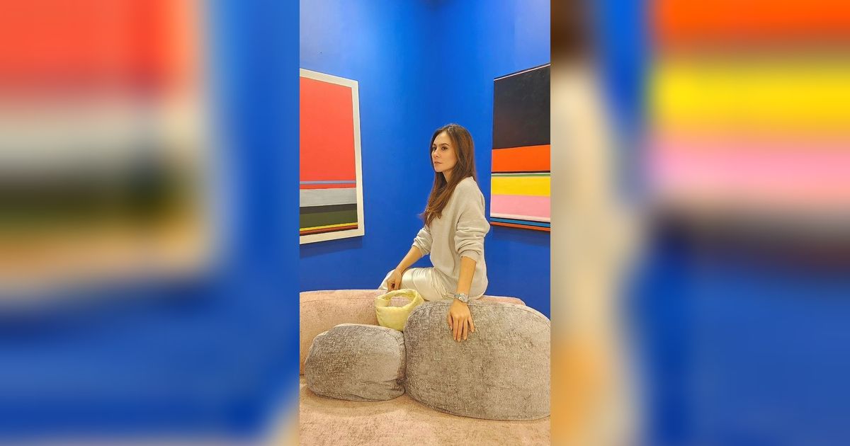 Gaya Wulan Guritno Pakai Baju Bolong Curi Perhatian