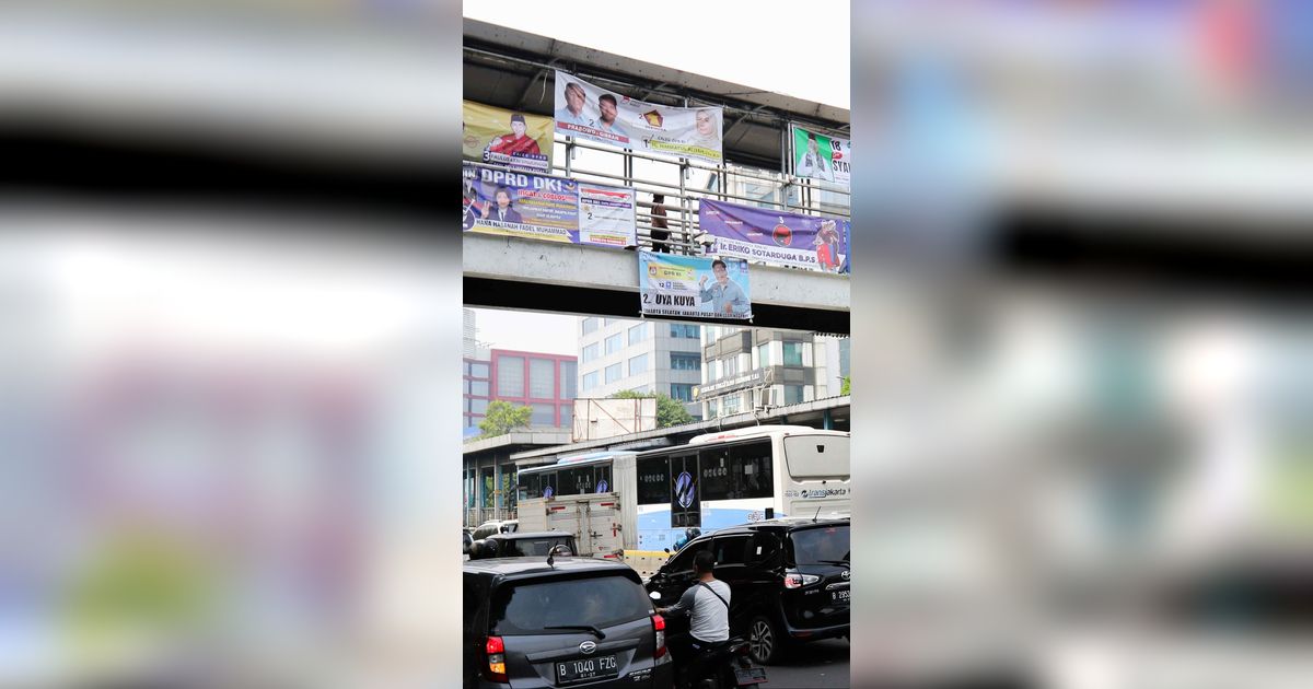 FOTO: Penampakan Spanduk dan Baliho Kampanye Bertebaran di Jakarta: Rusak Pemandangan hingga Langgar Aturan