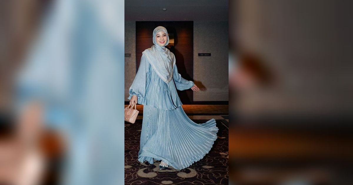 Potret Cantik Natasha Rizky Berbalut Outfit Syar'i Nuansa Romantic Blue