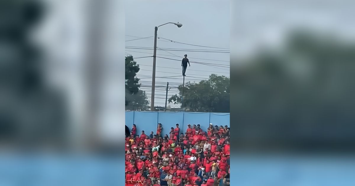 Agak Lain! Suporter Ini Santuy Nonton Bola Sambil Berdiri di Atas Tiang, Netizen: The Real Itachi