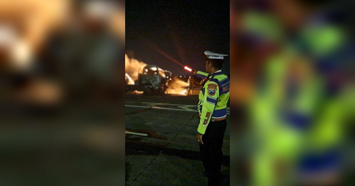 Truk Tangki Bermuatan Metanol Terbakar di Tol Jombang