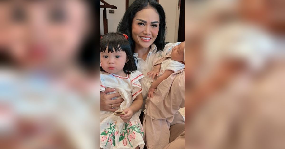 Bareng Cucu Kesayangan, 8 Foto Krisdayanti Saat Momong Ameena & Azura Bersamaan