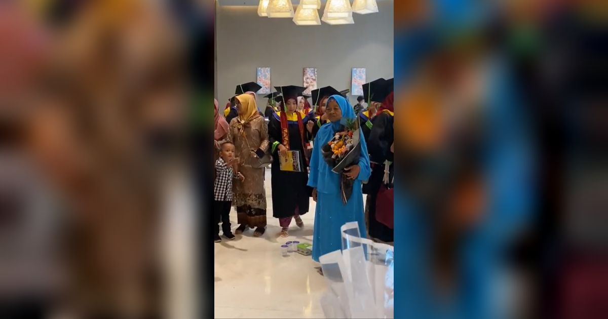 Hadiri Wisuda Cucu, Aksi Nenek Bawakan Bunga dan Tunggu di Depan Pintu Ini Curi Perhatian