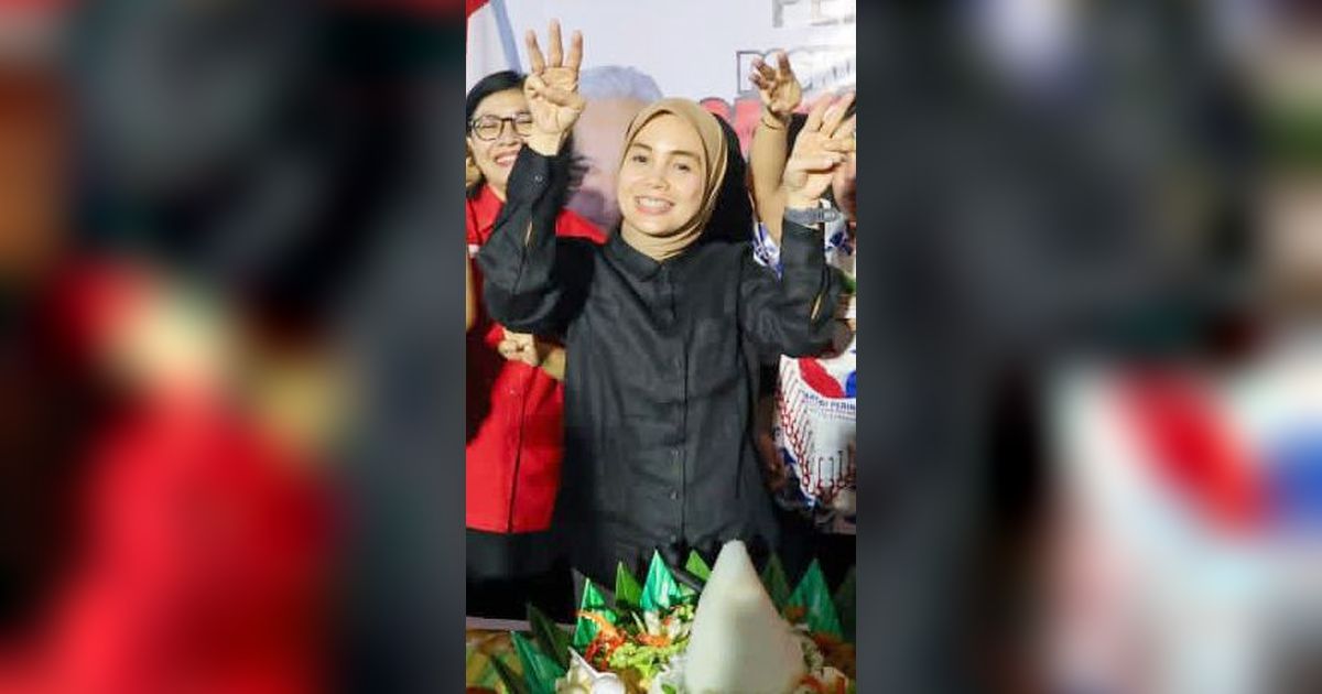 Momen Siti Atikoh Berjoget Dangdut Bersama Relawan Ganjar-Mahfud