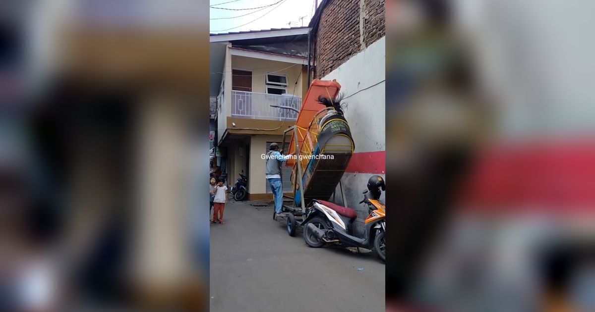 Kora-Kora Keliling Kampung Versi Low Budget, Melihatnya Bikin Deg-degan