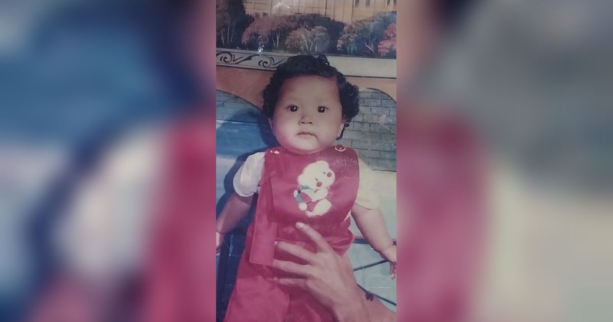 Anak Perempuan Ini Jadi Artis Terkenal dan Mantan Guru Honorer, Coba Tebak?