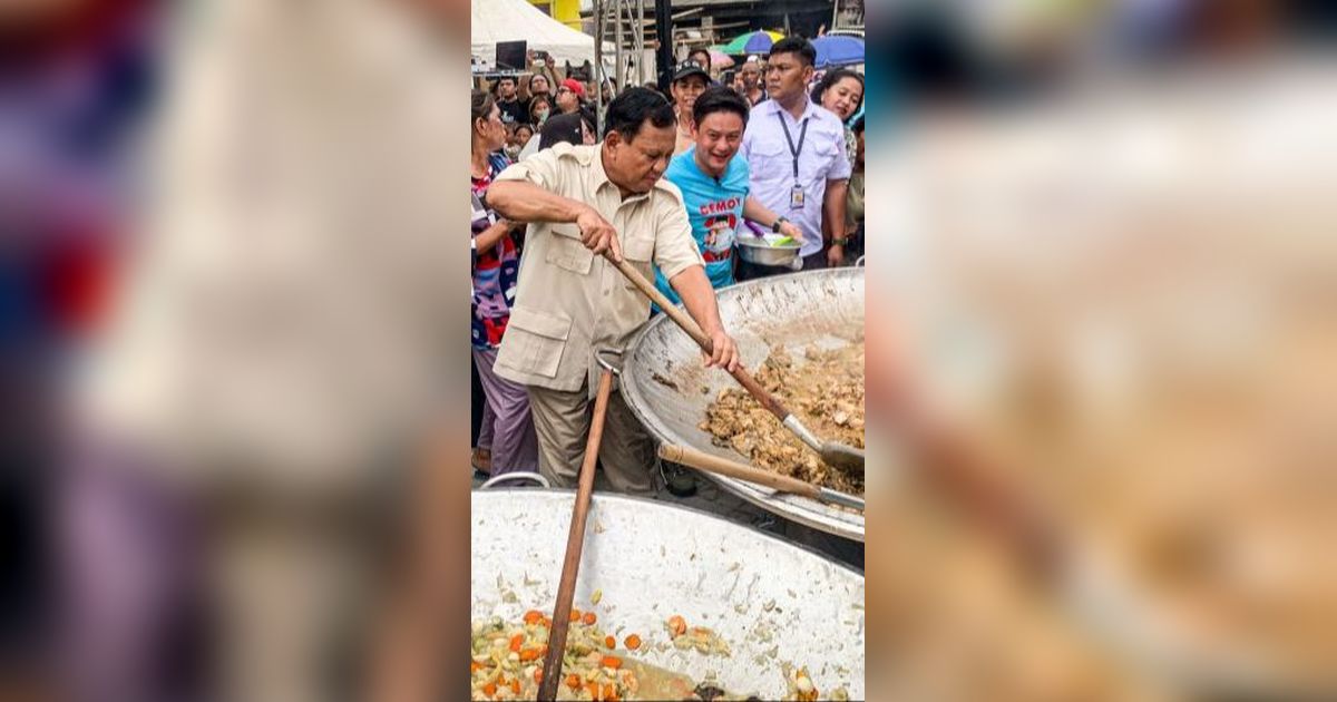 Saat Prabowo Sekuat Tenaga Mengaduk Makanan dalam Panci Raksasa untuk Warga Cilincing