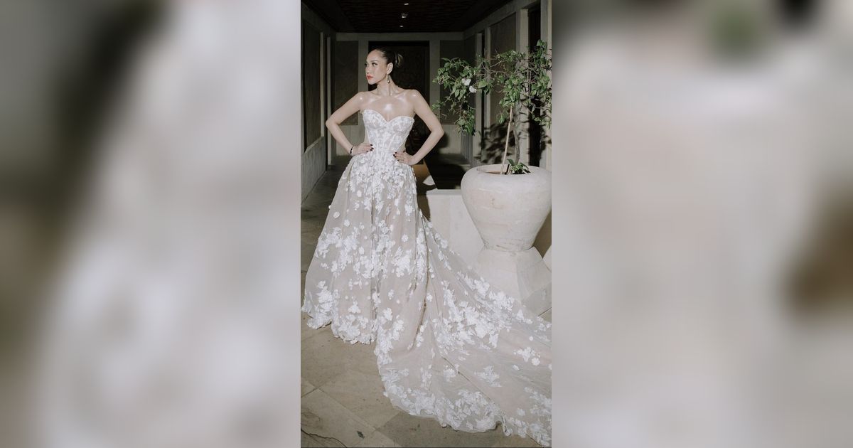 Netizen Soroti Busana Pengantin BCL: Takut Melorot