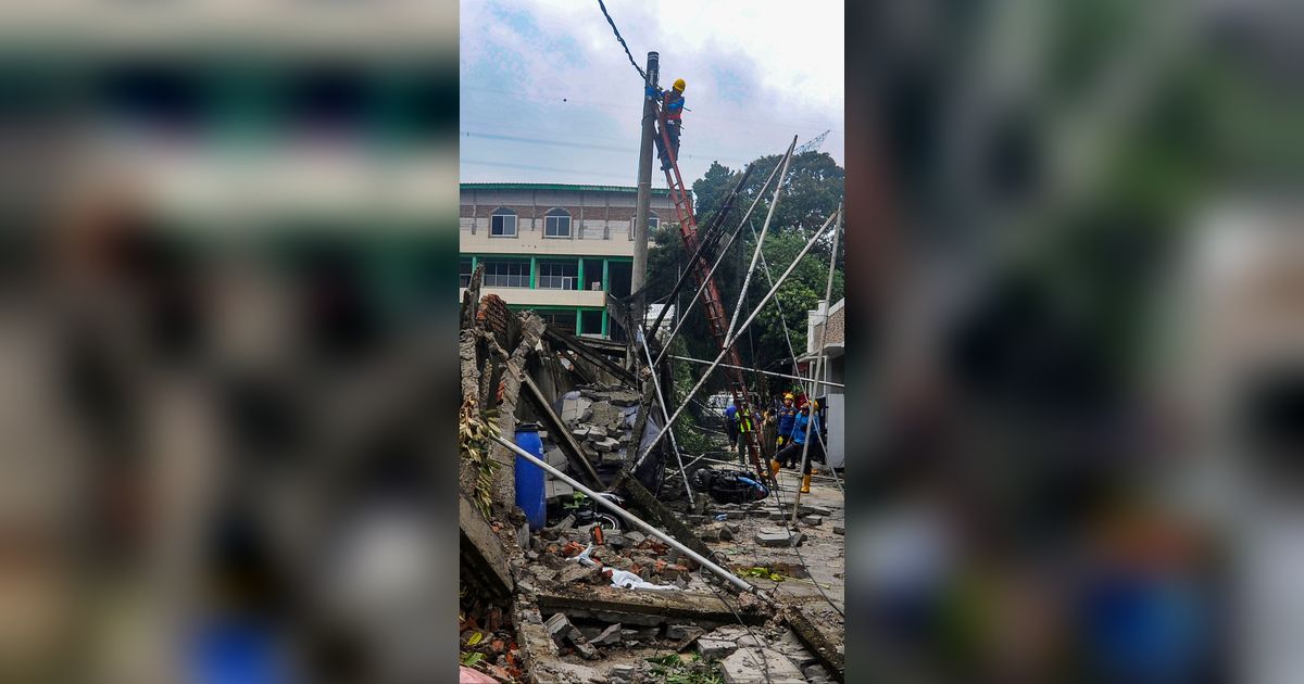 FOTO: Tembok Lapangan Sekolah Roboh Timpa Mobil dan Motor di Depok