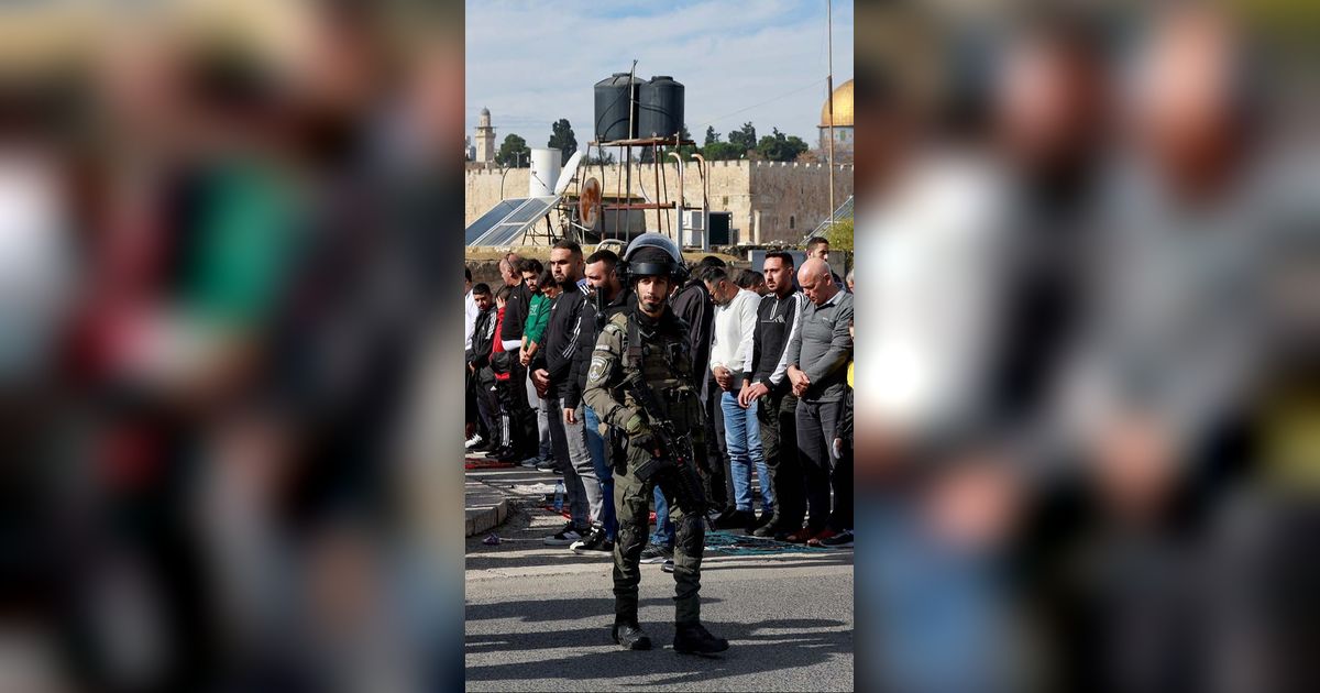 FOTO: Potret Polisi Israel Bersenjata Lengkap Jaga Ketat Warga Palestina yang Salat Jumat di Luar Masjid Al-Aqsa